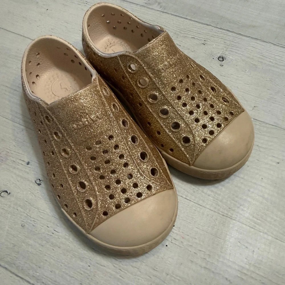 Native Jefferson girls slip on shoes gold glitter little kids size 7